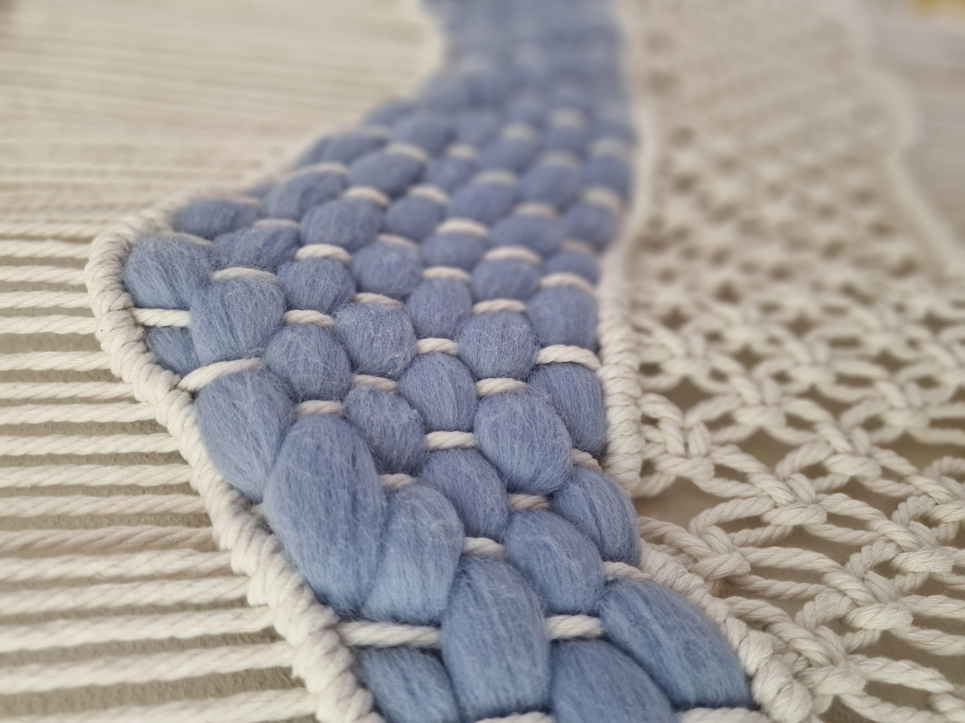 Detail van een handgeknoopt wandkleed